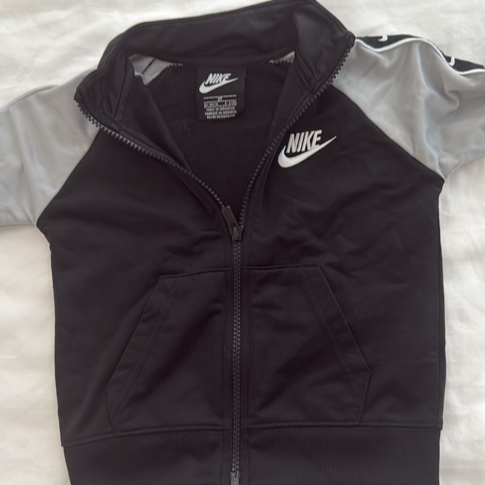 Nike tracksuit - Picture 4 of 10
